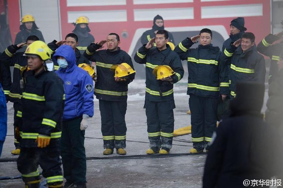 盘点各地消防英雄：有官兵至死保持救人姿势